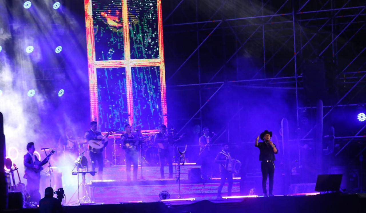 $!Canta Christian Nodal por primera vez en Mazatlán