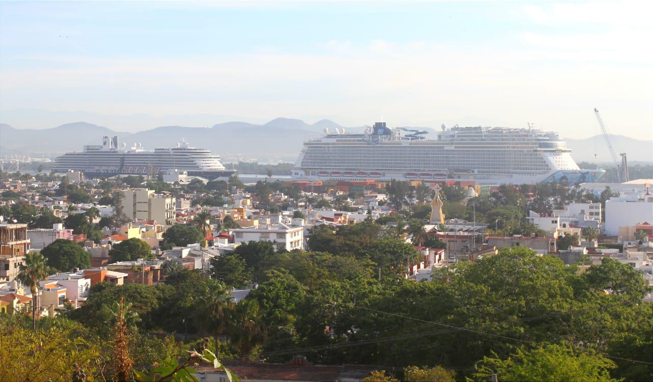 $!Llegan a Mazatlán dos cruceros; uno de ellos el Zuiderdam, que no atracó en Topolobampo por casos de Covid entre tripulantes
