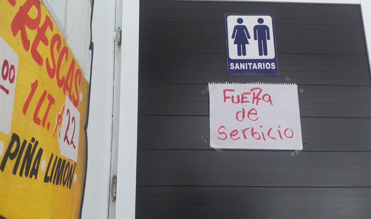 $!Negocios en Mazatlán, sin agua, se ven obligados a bajar las cortinas