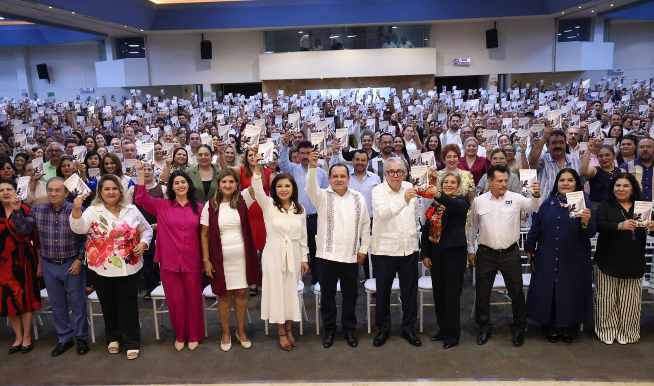 $!Gobernador de Sinaloa entrega Cartilla de Derechos de las Mujeres a agremiadas del SNTE 53