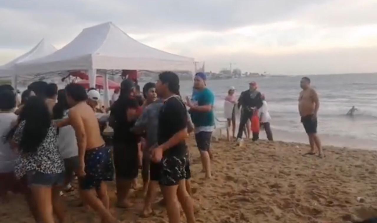 $!Se arma riña campal en playa de Mazatlán y se dan hasta con los botes de cerveza