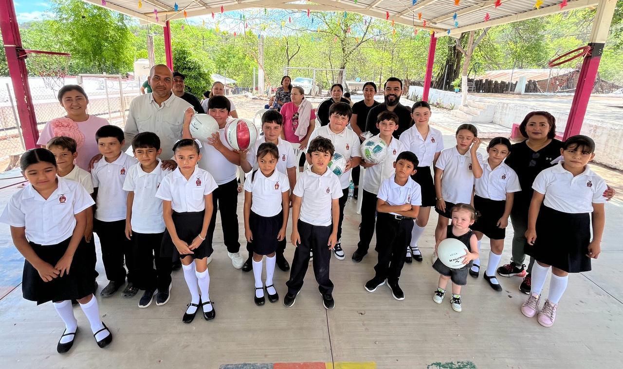 $!Imdec entrega material deportivo a escuelas de comunidades de Sanalona