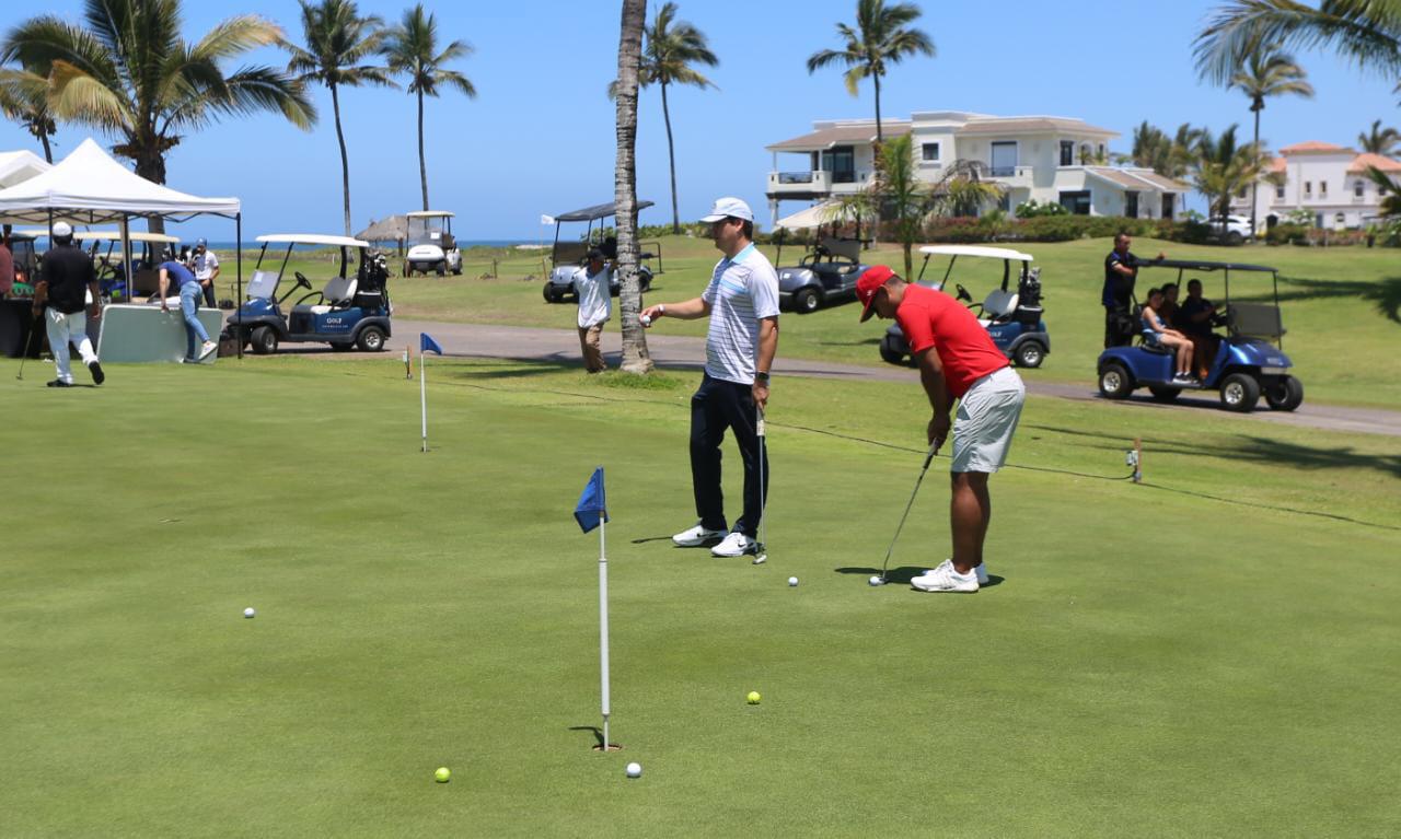 $!Toman ventaja Müller y Medina, en Anual de Golf del Centro Hospitalario Alhma