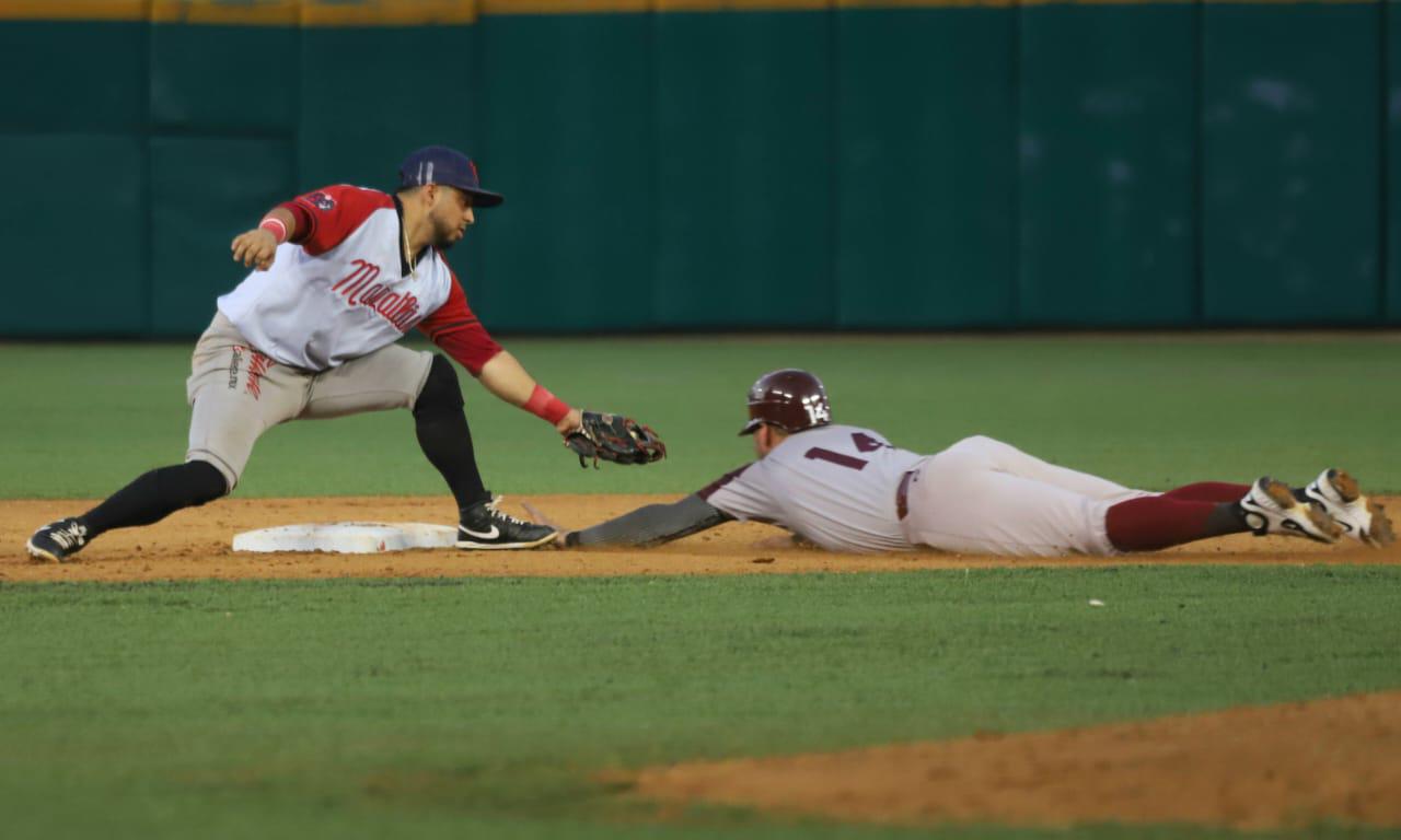 $!Grandes jugadas se vivieron sobre el terreno de juego.