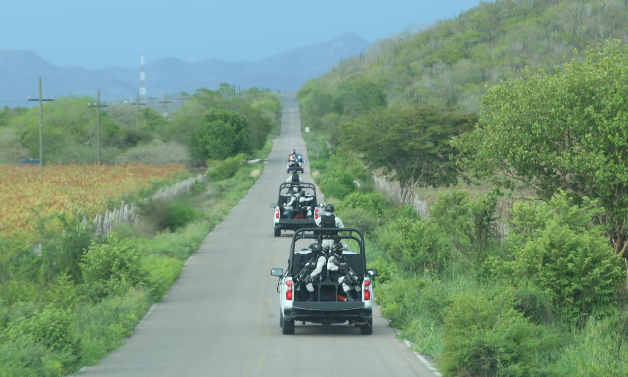 $!Dos civiles armados muertos, dos detenidos y dos militares heridos deja persecución-enfrentamiento entre Culiacán y San Ignacio