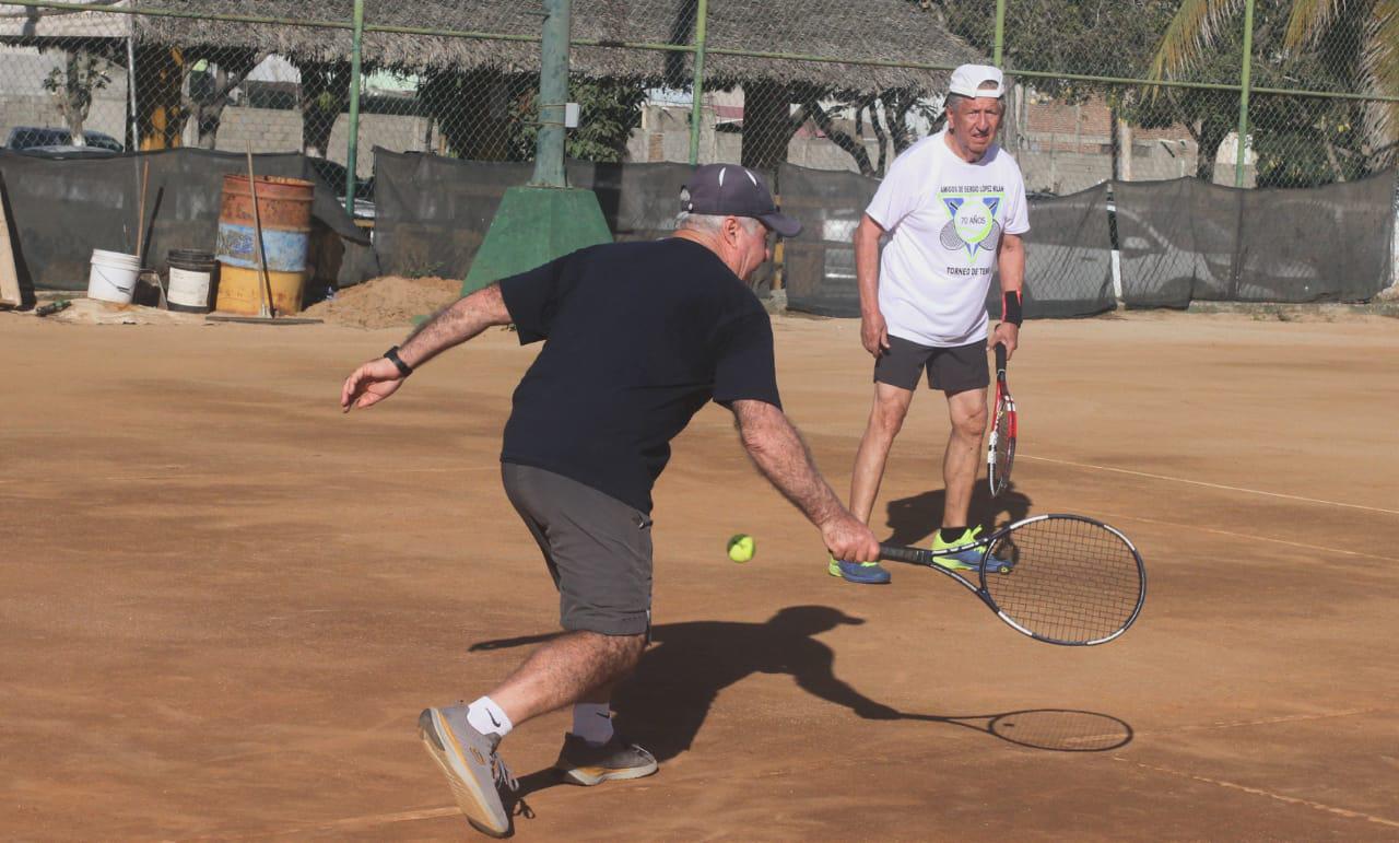 $!Gaxiola y Sosa logran difícil triunfo en el Torneo de Tenis Amigos de Sergio López 70 Años y Más 2022
