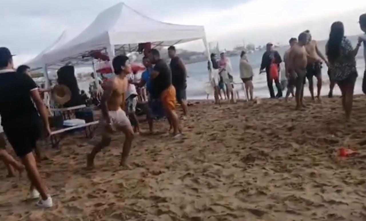 $!Se arma riña campal en playa de Mazatlán y se dan hasta con los botes de cerveza