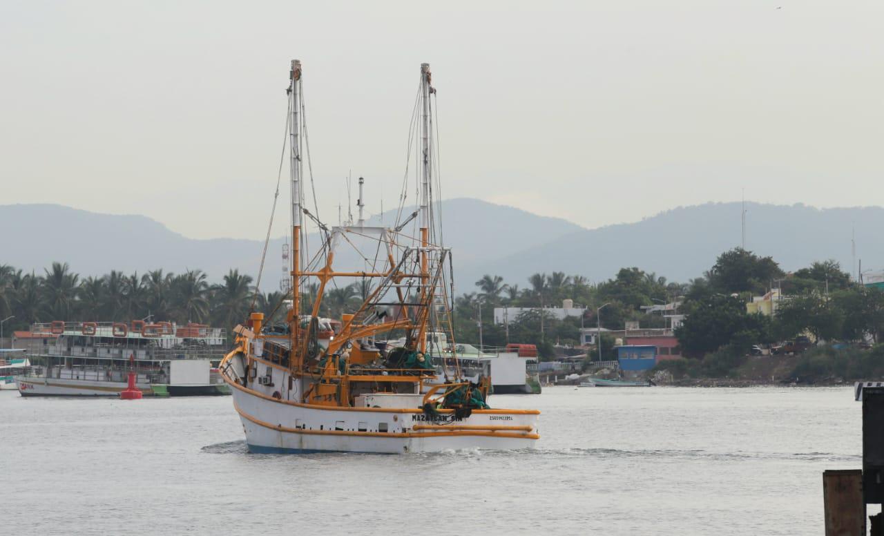 $!Barcos camaroneros se resguardan en el puerto de Mazatlán por ‘Priscilla’