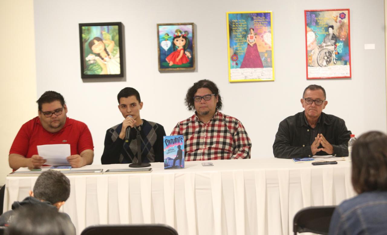 $!El escritor entre Geovanni Osuna, Roberto Loera y Luis Antonio Martínez Peña.