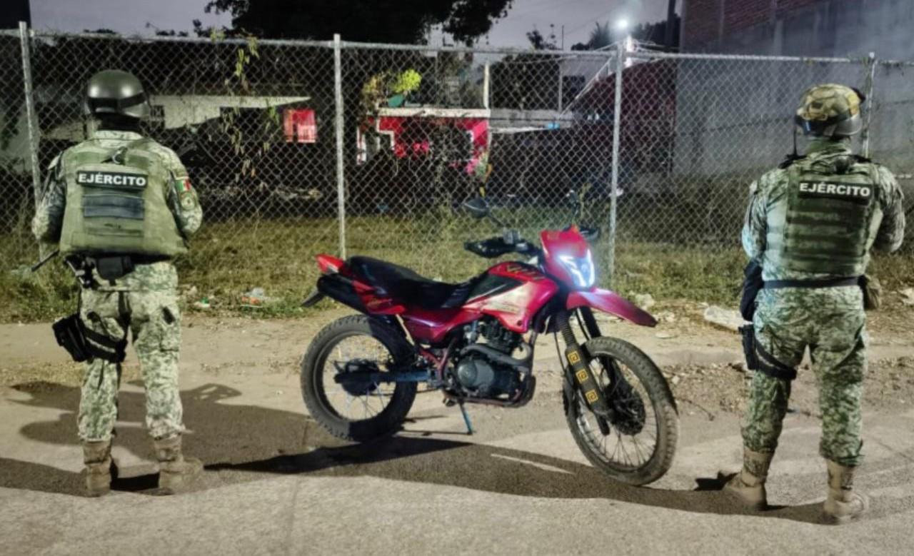 $!Aseguran camioneta robada y motocicletas con placas alteradas tras operativos