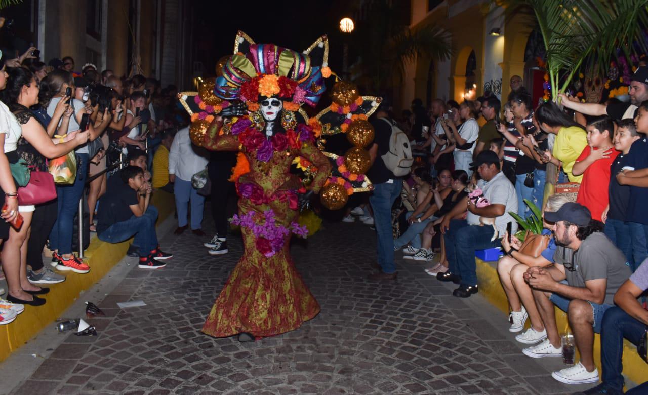 $!Miles de personas disfrutan de la tradicional callejoneada en el Centro Histórico de Mazatlán