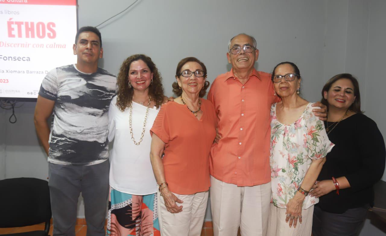 $!El autor entre sus familiares, Guillermo Díaz, Elizabeth Cano de Díaz, María Dolores Estolano, Gloria López de Diaz y Mely Díaz.