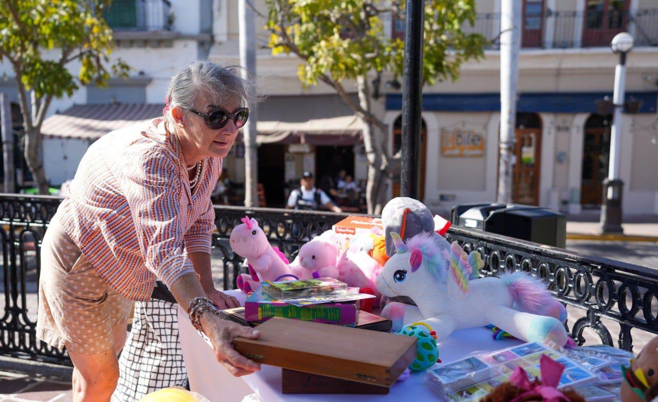 $!Se unen mazatlecos a la realeza del Carnaval para donar juguetes