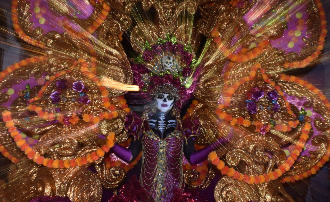 $!Miles de personas disfrutan de la tradicional callejoneada en el Centro Histórico de Mazatlán