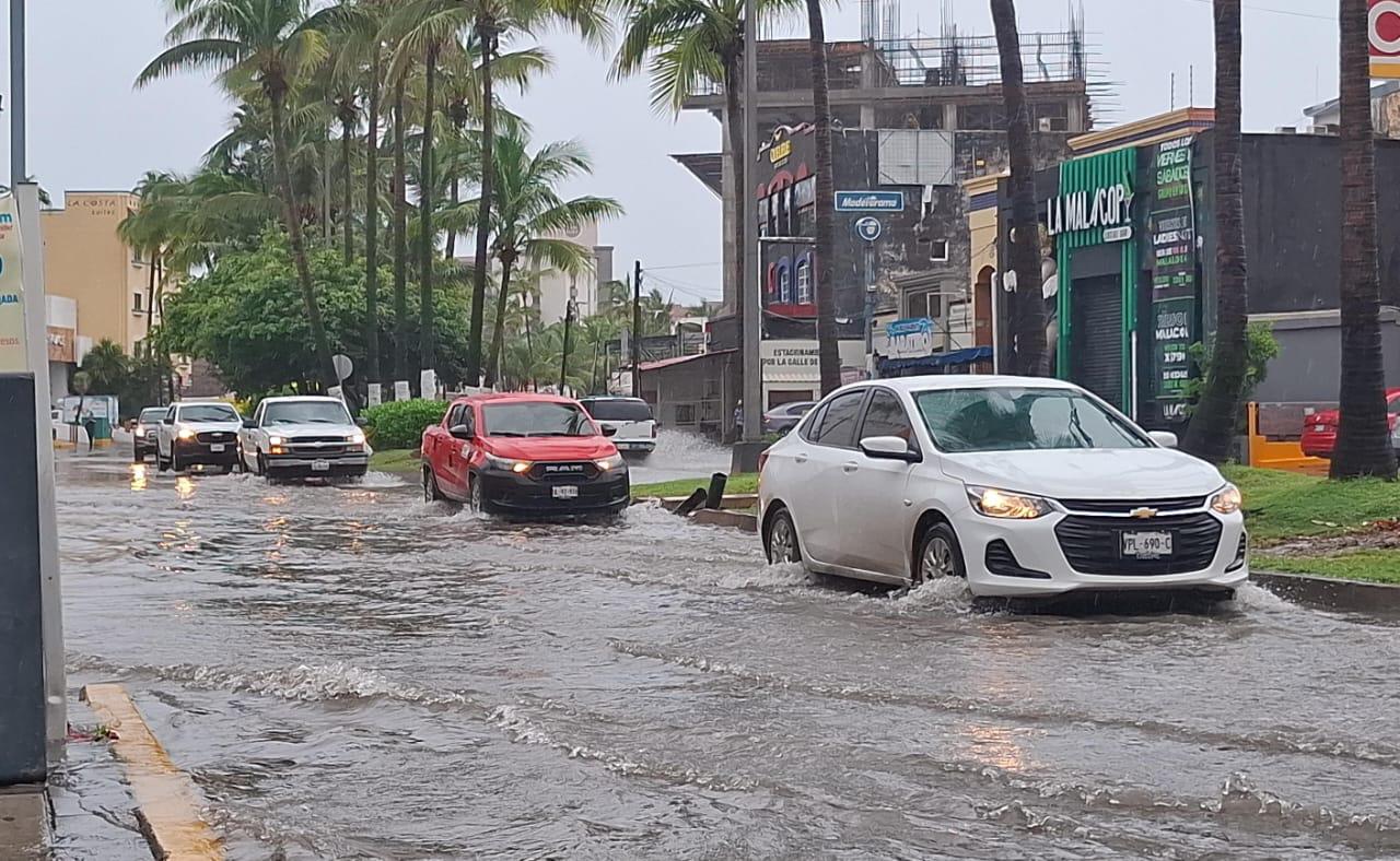 $!Persisten las lluvias intensas para Mazatlán durante la mañana de este sábado