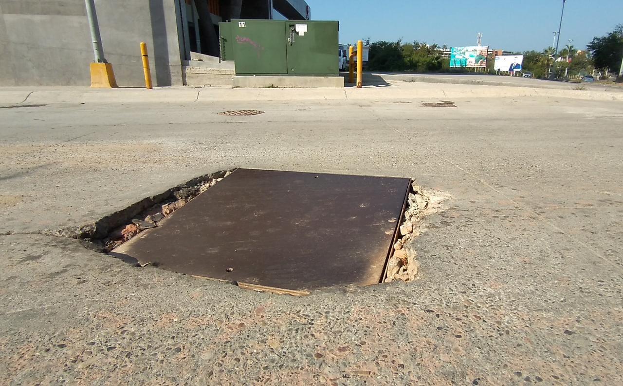 $!Pozo con tapa de fierro pero hundida, en la calle Pez Vela y Camarón Sábalo en la entrada hacia el fraccionamiento Sábalo Country.