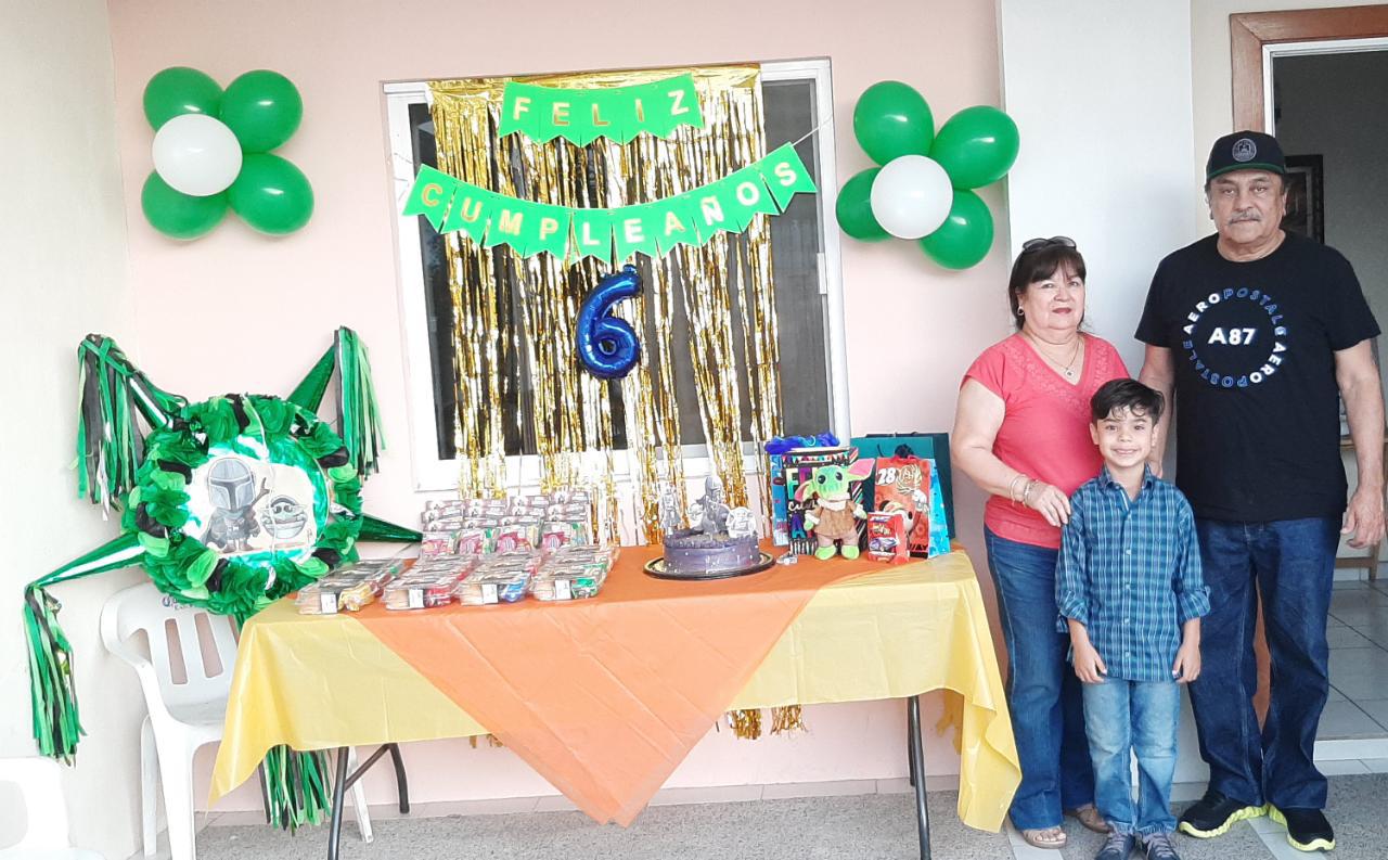 $!María Alejandrina Yejún y José Hernández con su nieto.