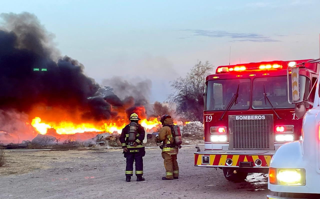 $!Se incendia un lote baldío del fraccionamiento Santa Rocío, en Culiacán