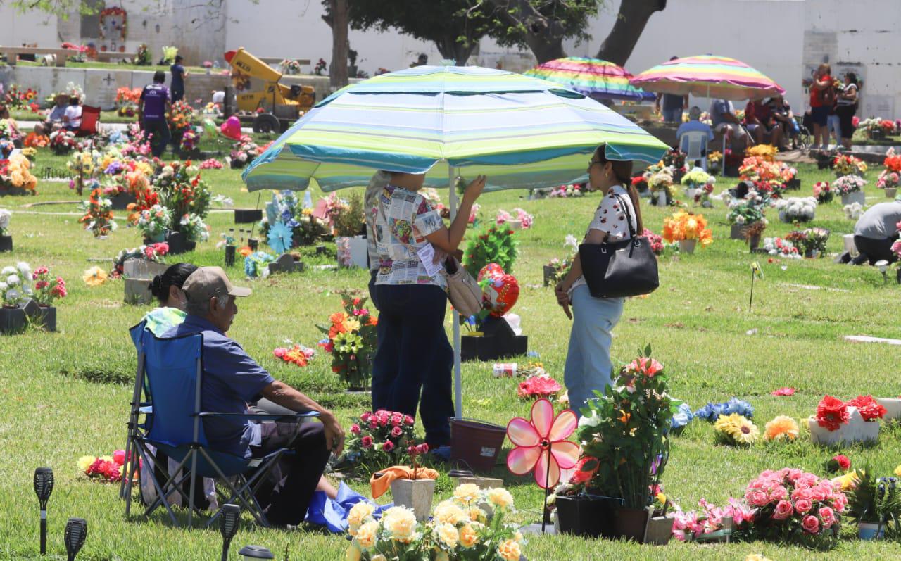 $!Acuden centenares de personas a dejar flores en panteones este Día de las Madres, en Mazatlán