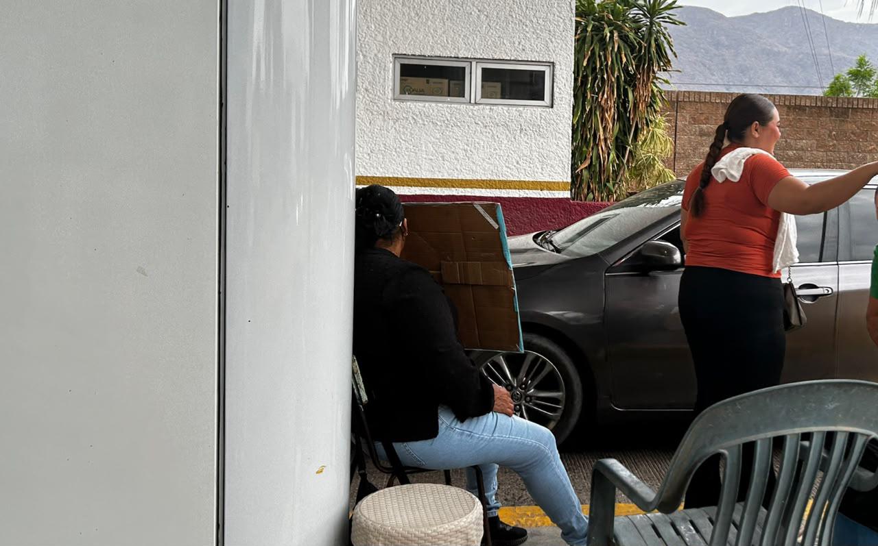 $!Habitantes de Badiraguato y Culiacán toman caseta de Limón de los Ramos; exigen a CFE revisar altos cobros de luz
