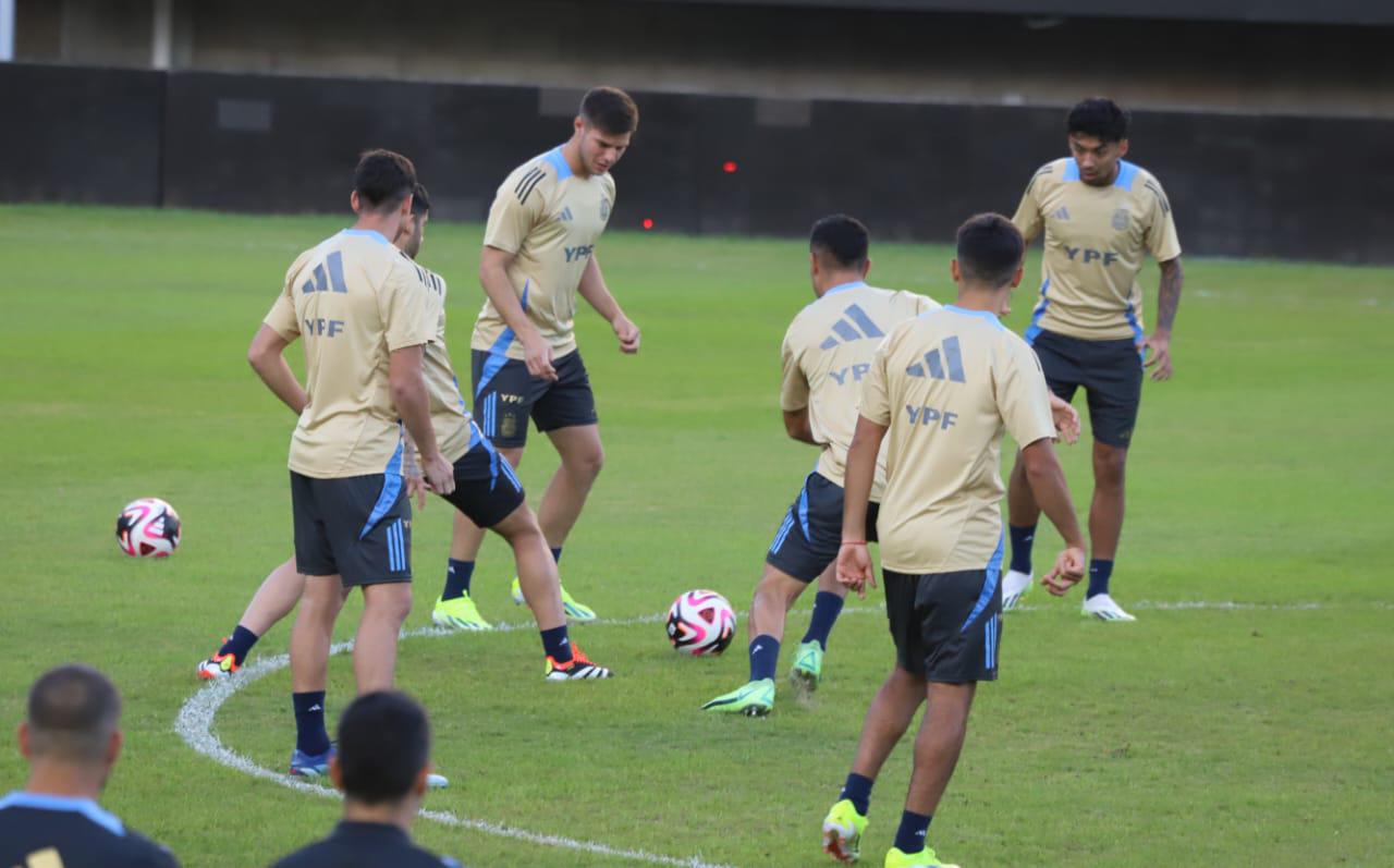 $!Entrena y reconoce terreno Argentina Sub 23 en el Estadio El Encanto