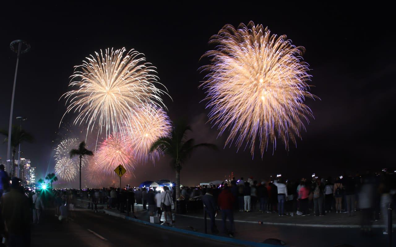 $!Llega el Combate Naval al malecón de Mazatlán; miles lo disfrutan
