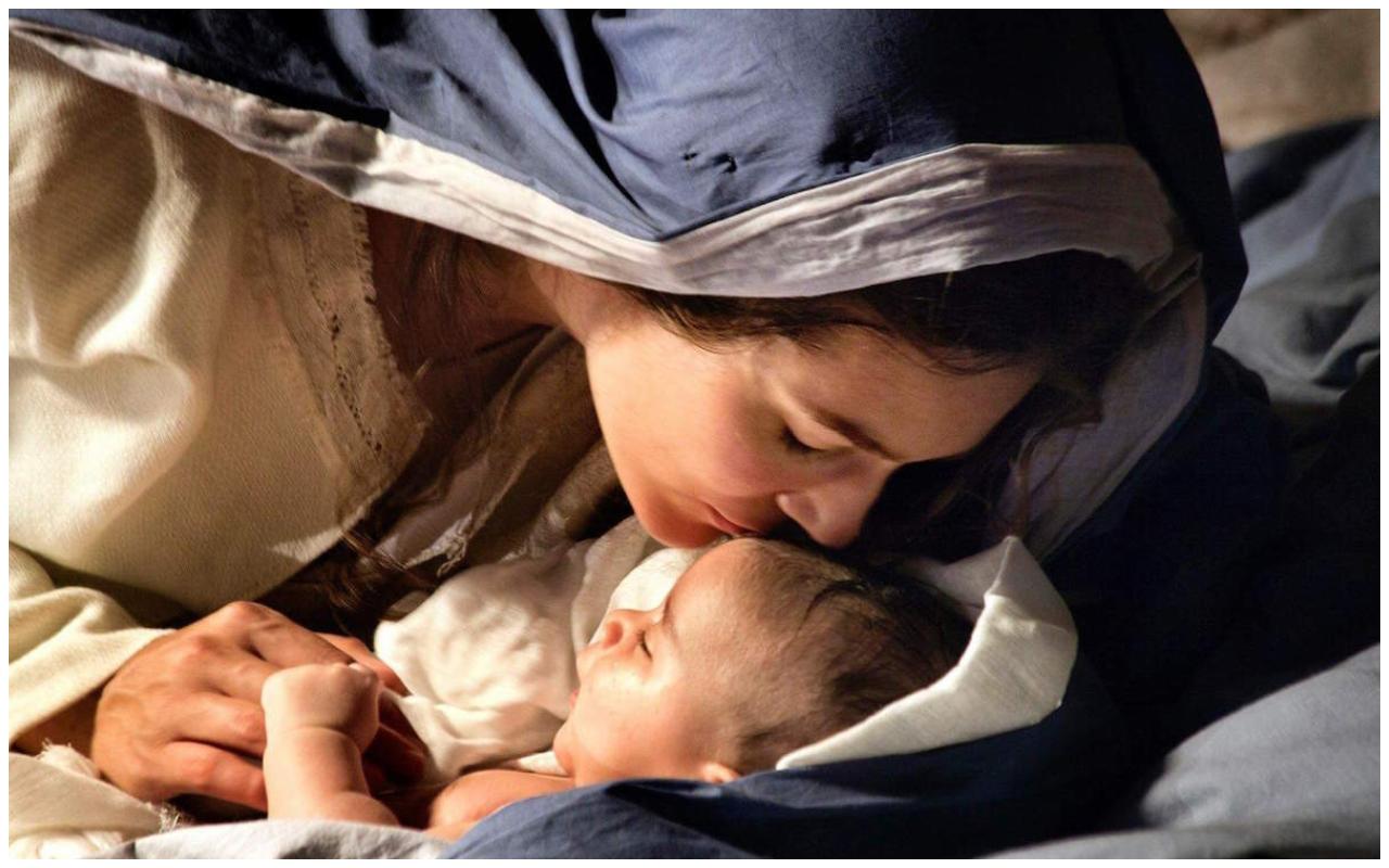 $!La Virgen María dando un beso lleno de ternura a su bebé.