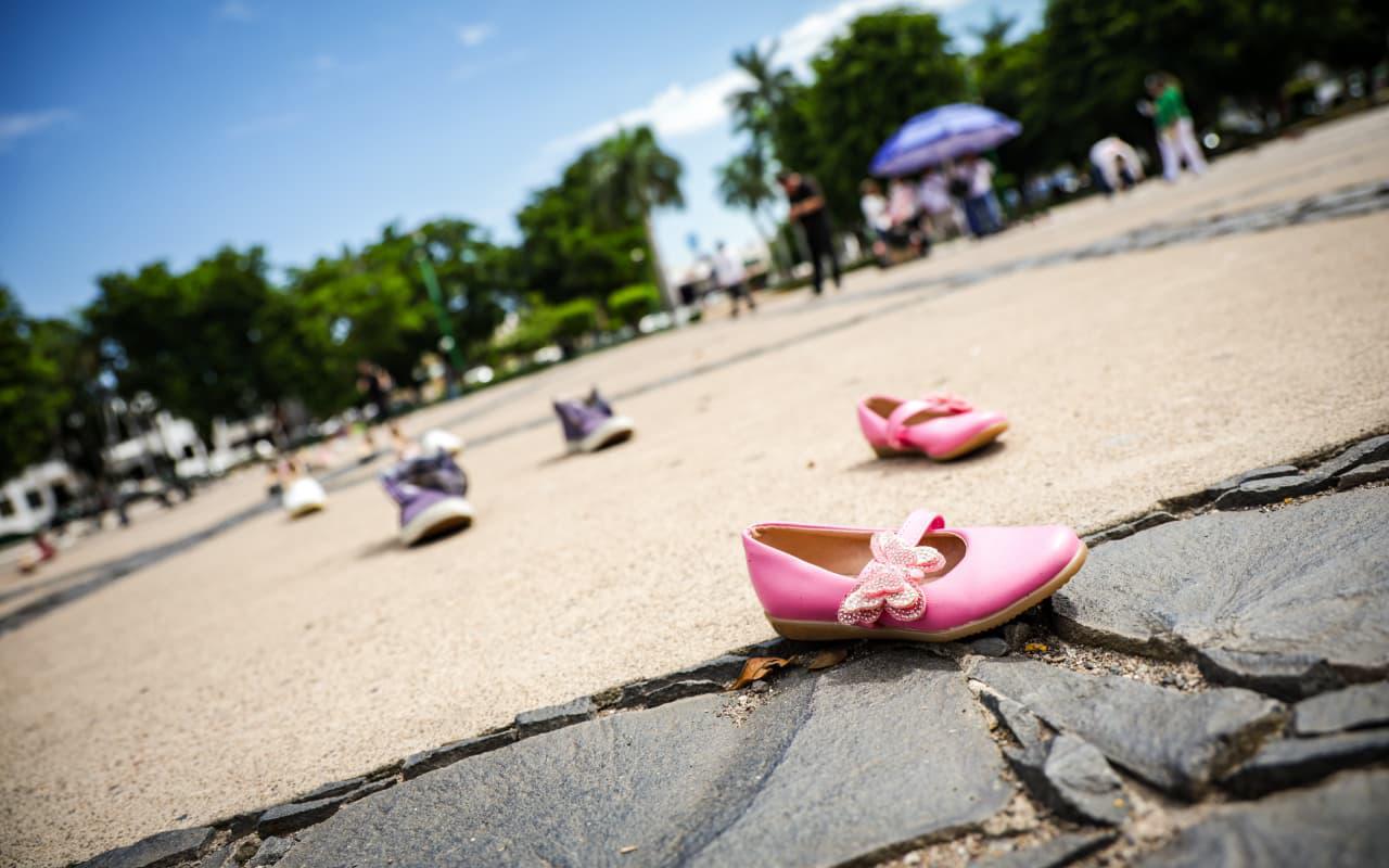 $!El camino de zapatos de los desaparecidos: dolorosa manifestación de madres buscadoras