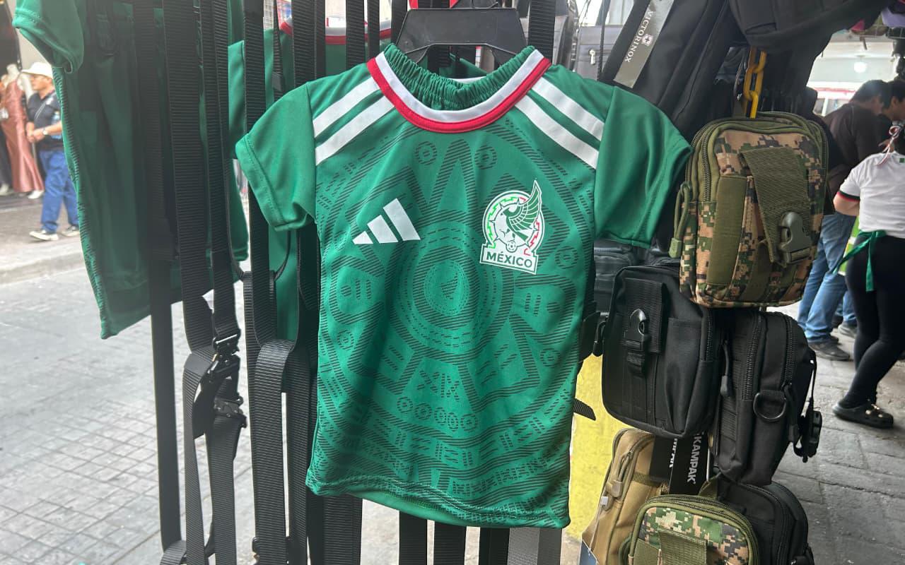 $!Fiebre mundialista dispara venta de playeras réplicas de la Selección Mexicana en Culiacán
