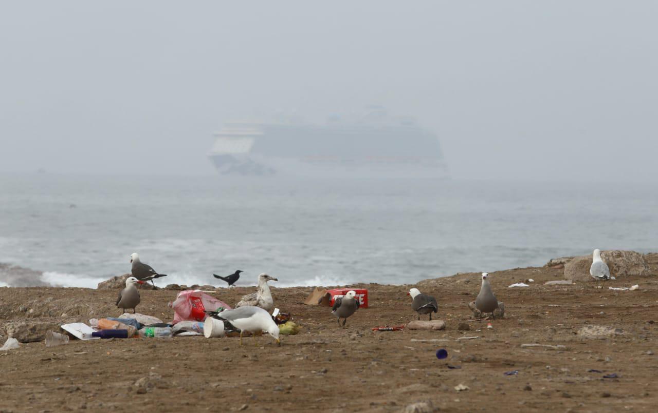$!Tras el fin de semana largo, escollera del Faro, en Mazatlán, amanece con basura