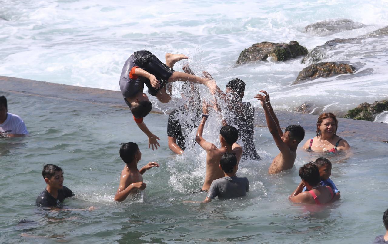 $!En Mazatlán, aprovechan la alberca de la Carpa Olivera para refrescarse