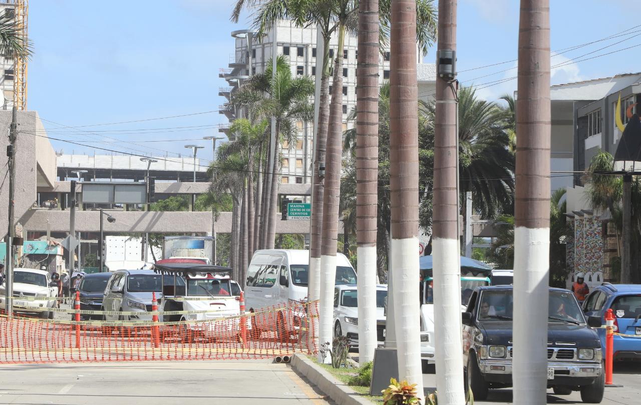 $!Construyen pasos peatonales elevados sobre avenida de zona turística de Mazatlán