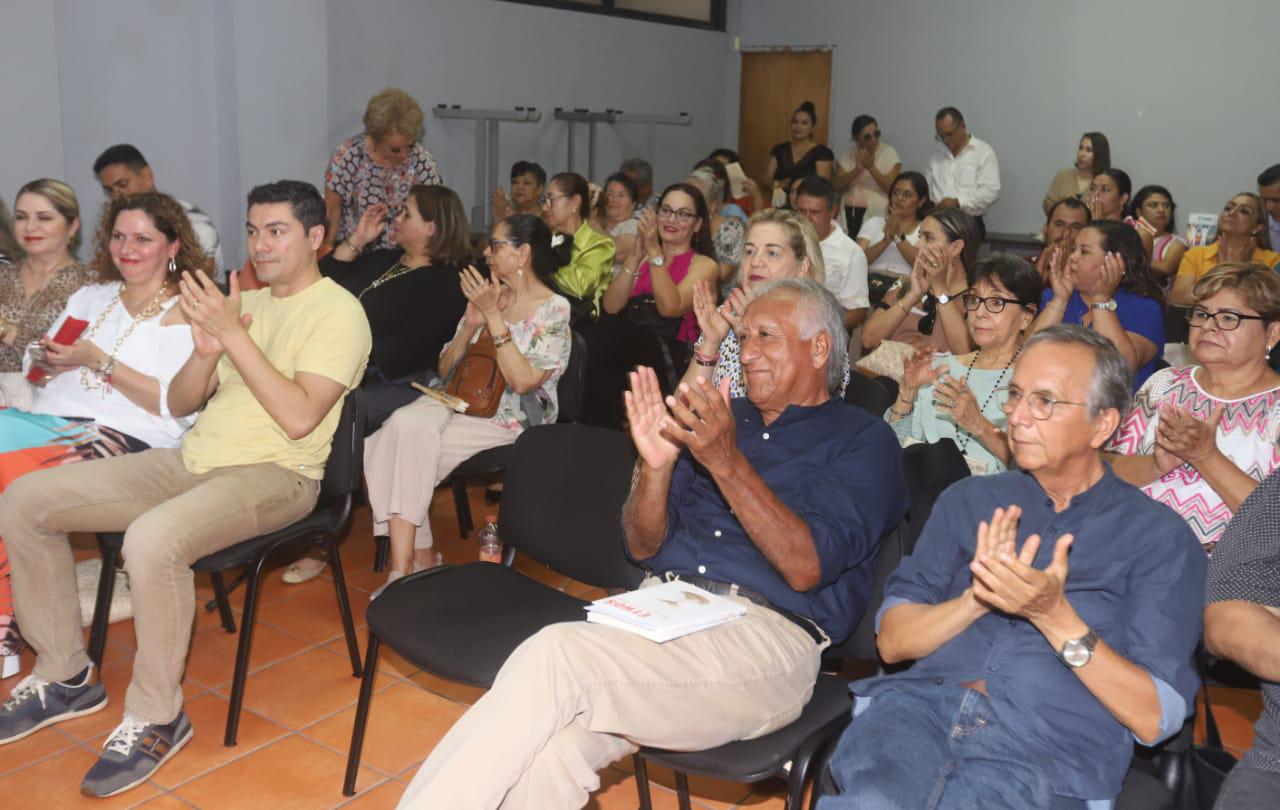 $!Entre amigos y familiares el columnista de Noroeste presentó sus dos libros.