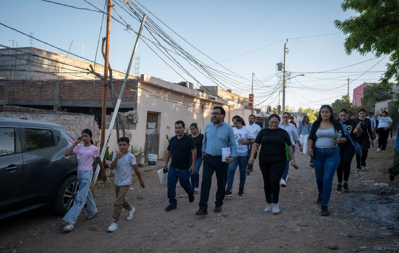$!Entrega Gámez pavimentación de calle en Lomas del Magisterio, en Culiacán; avance del programa alcanza 44%