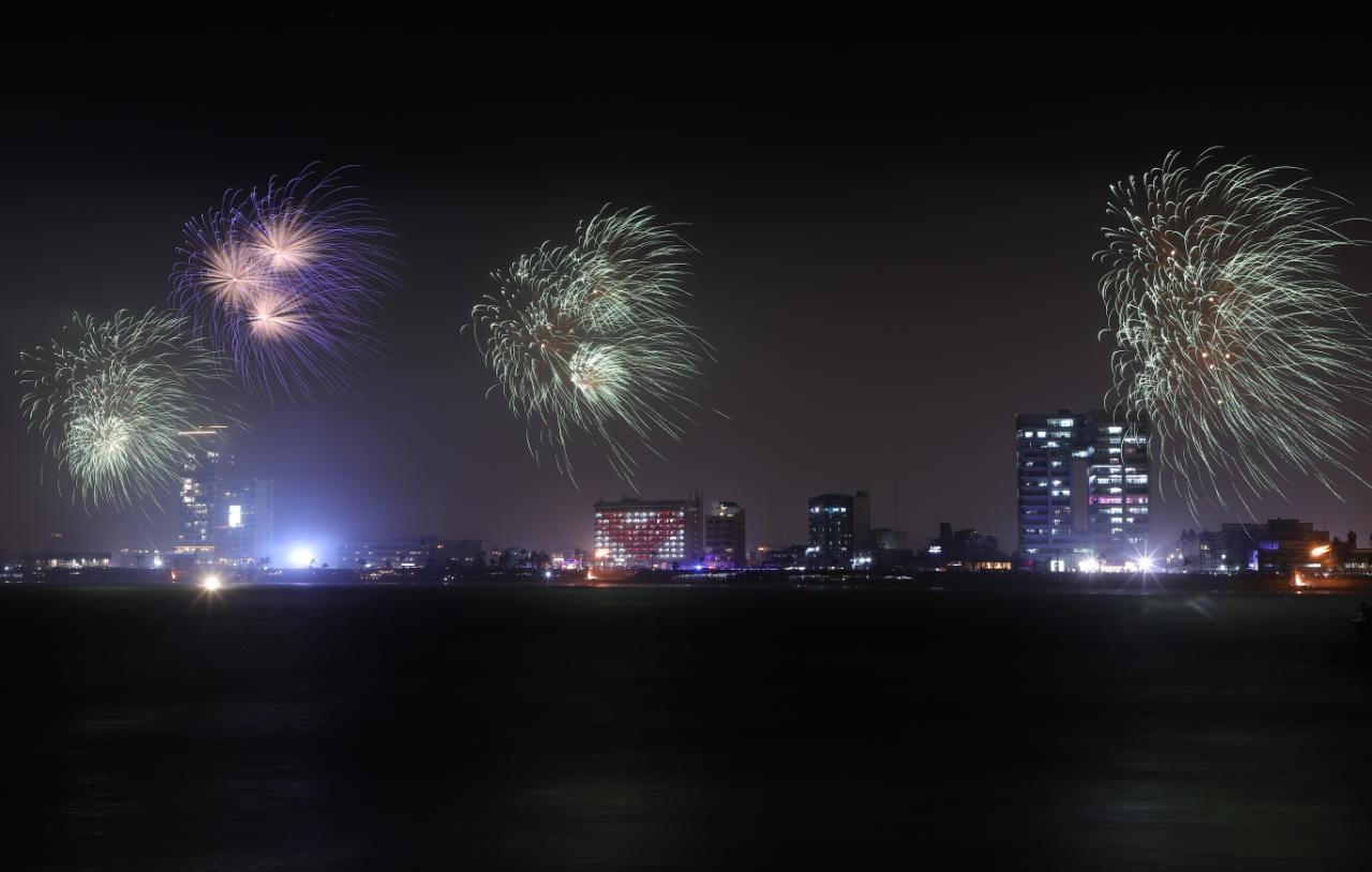 $!Llega el Combate Naval al malecón de Mazatlán; miles lo disfrutan