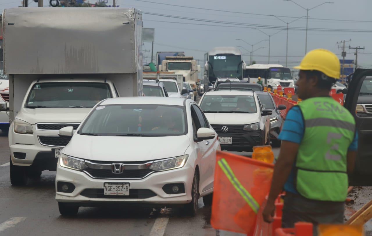 $!Obras en salida norte de Mazatlán generan caos vial y largas filas de tráfico