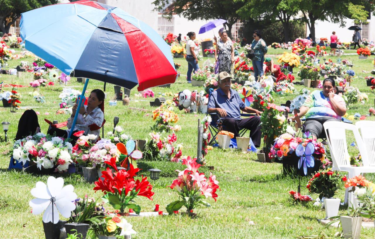 $!Acuden centenares de personas a dejar flores en panteones este Día de las Madres, en Mazatlán