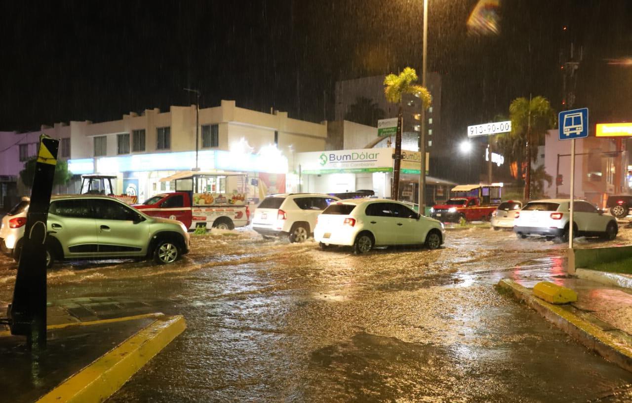 $!Azota lluvia con fuertes vientos a Mazatlán