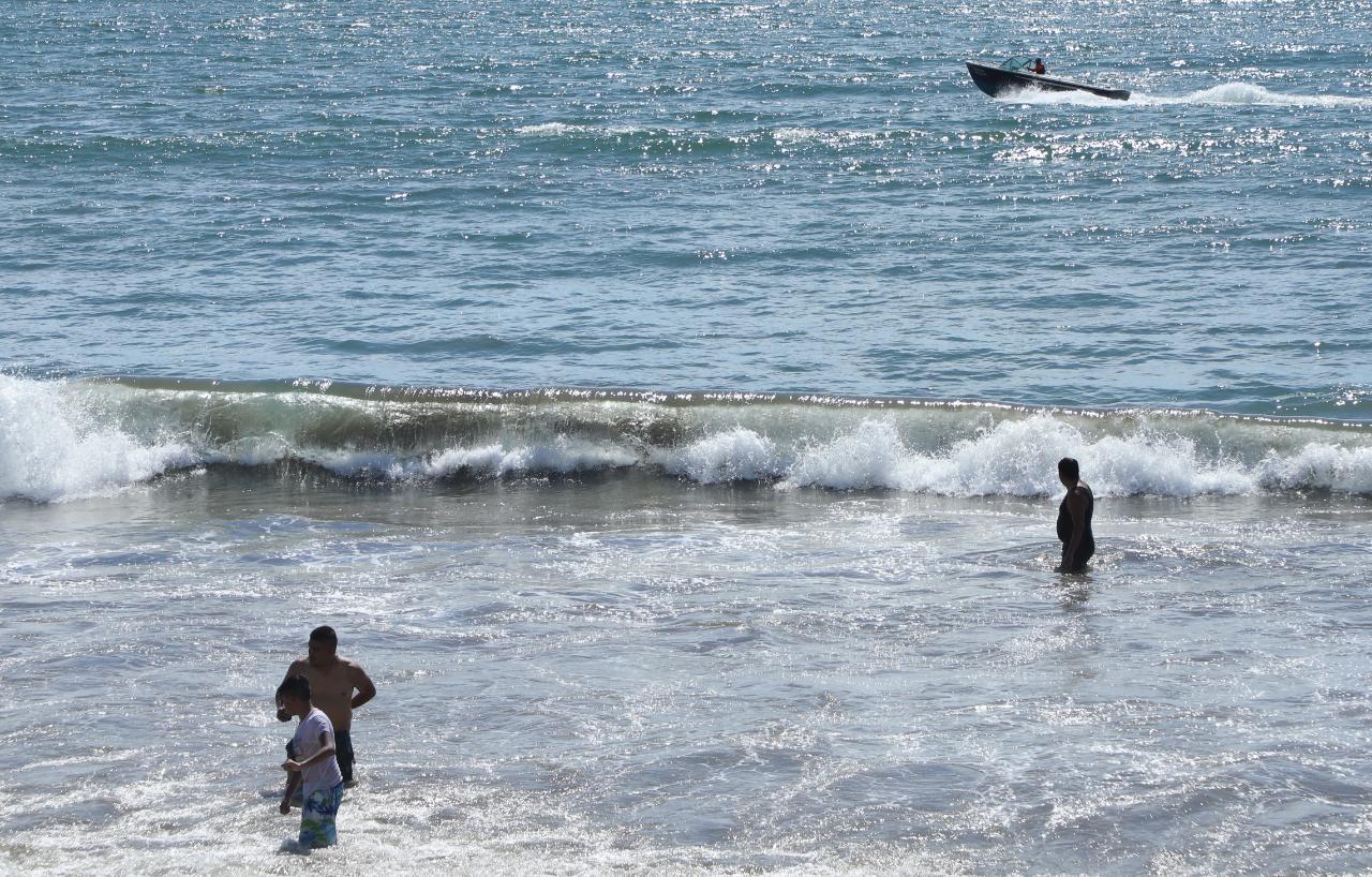 $!Disfrutan miles de personas el fin de semana en playas y atractivos de Mazatlán