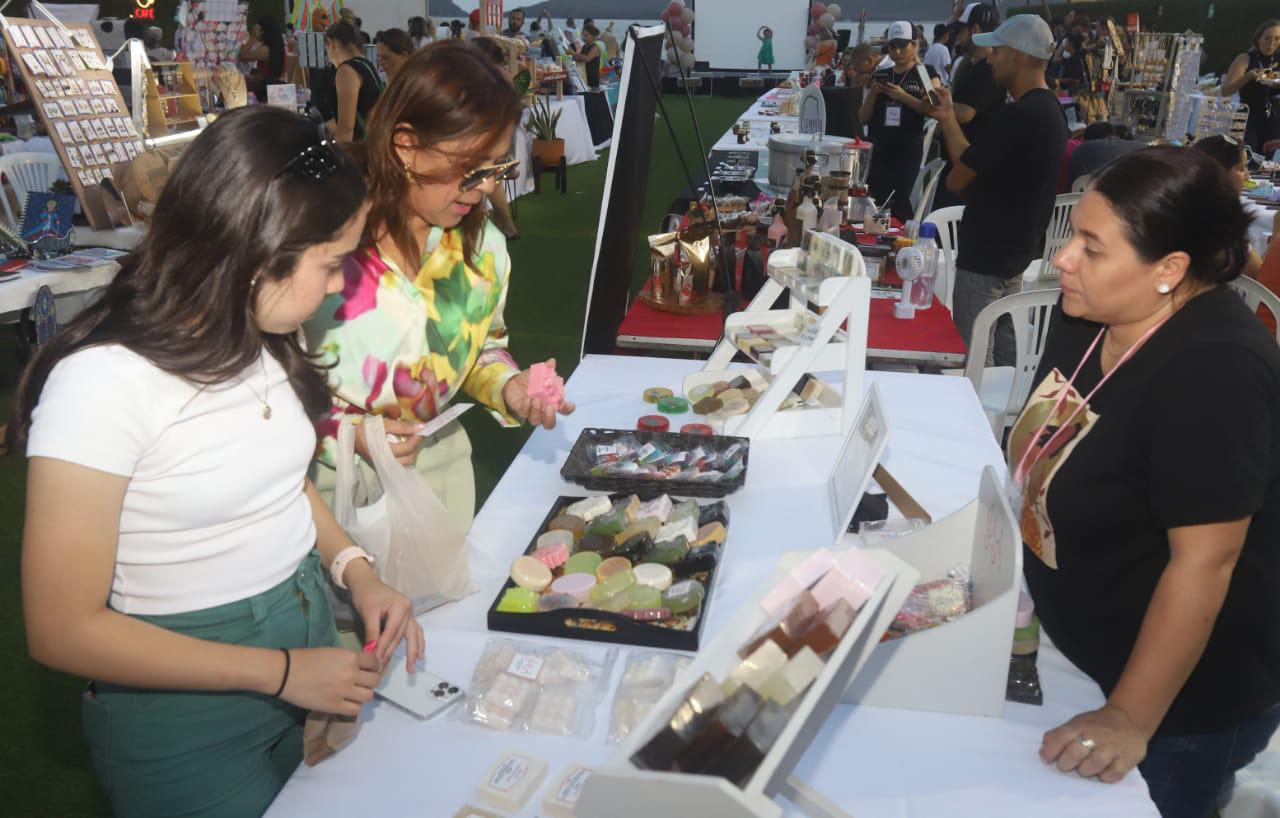 $!La venta de diferentes artículos se pudieron apreciar en el bazar.