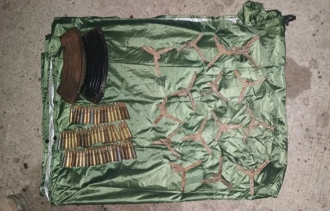 $!Asegura Ejército camioneta con bidones y municiones en Mazatlán II