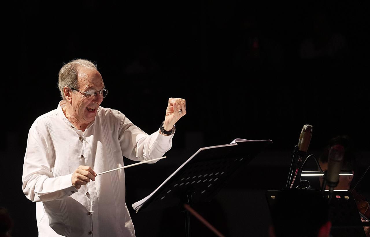 $!El maestro Gordon Campbell dirigió a la Camerata Mazatlán en la velada.