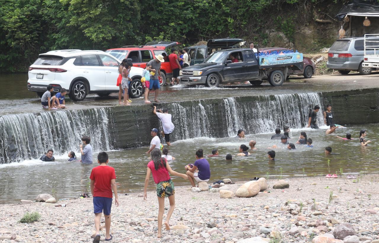 $!Huyen mazatlecos del calor y disfrutan del día en El Magistral y el Presidio