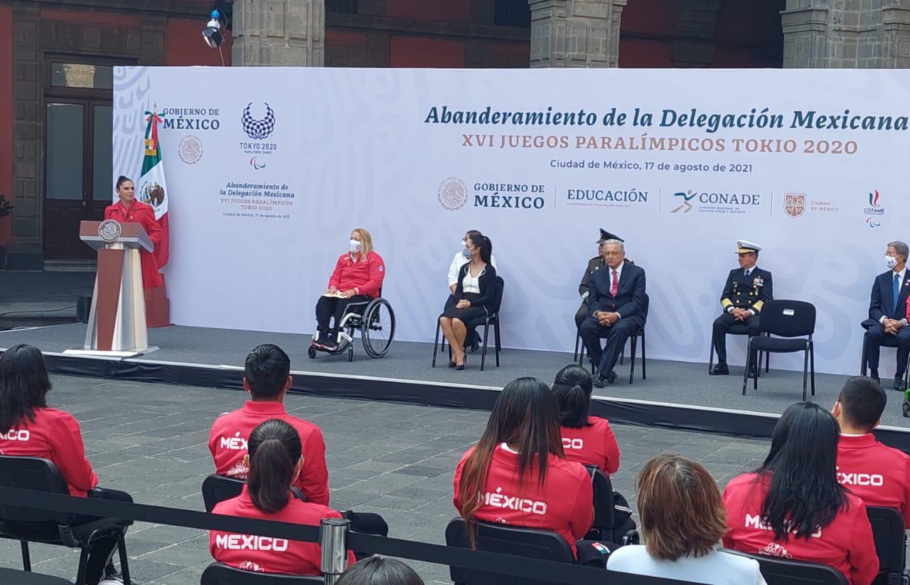 $!Mazatleca Rosa María Guerrero da mensaje durante abanderamiento de delegación paralímpica mexicana