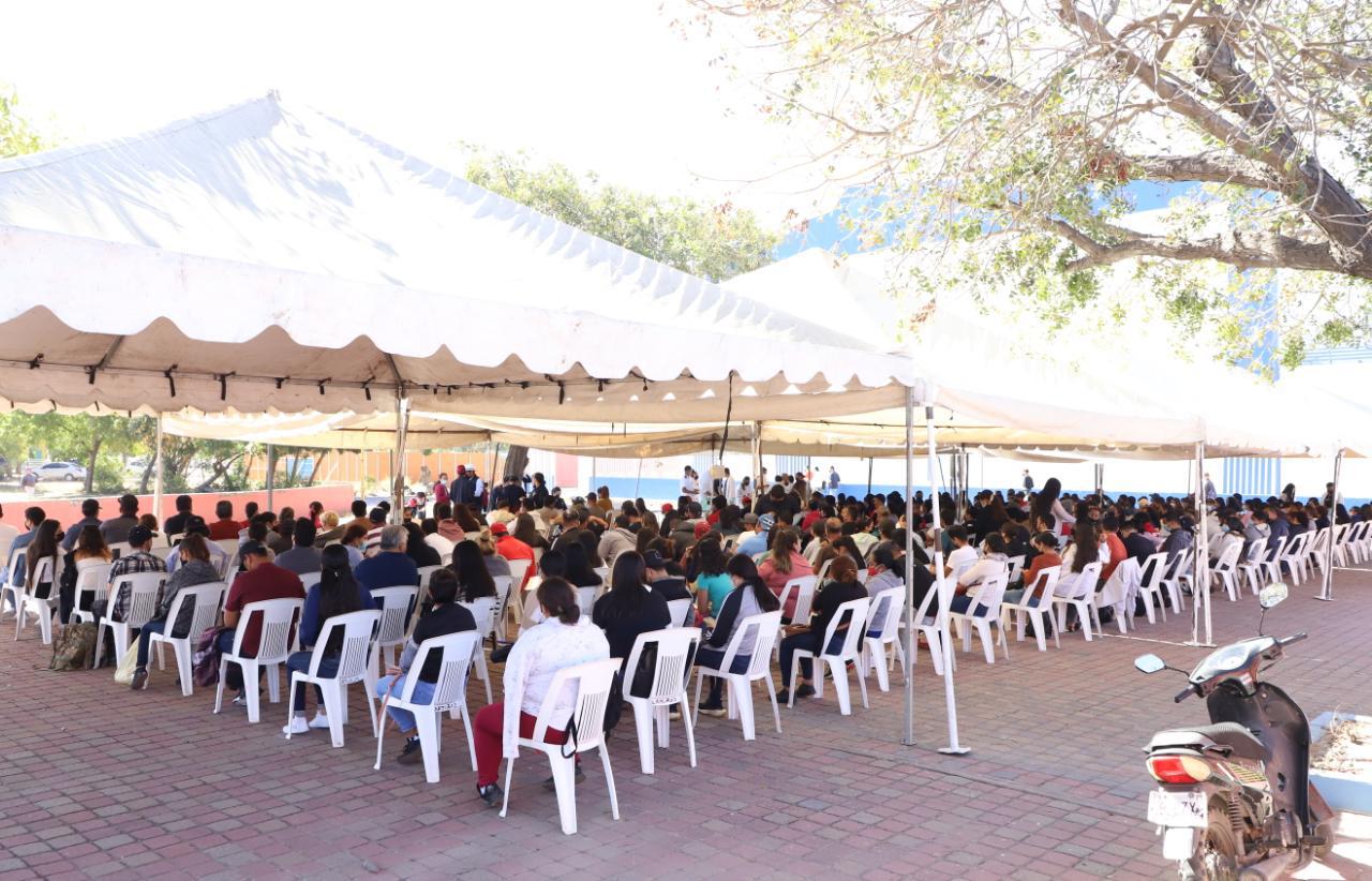 $!Se desborda alta demanda de vacunas en el Polideportivo de la UAS, en Mazatlán; la fila superó el área de la alberca olímpica