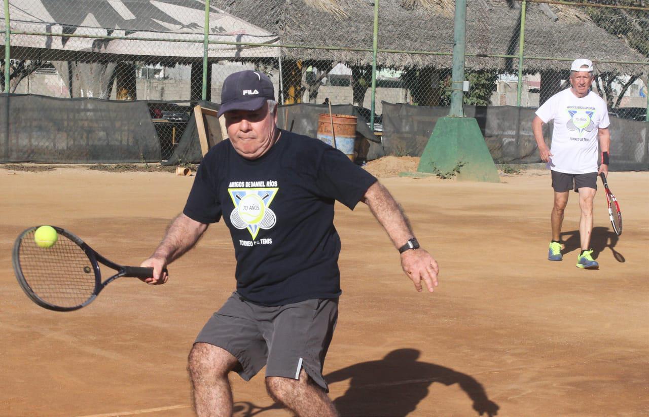 $!Gaxiola y Sosa logran difícil triunfo en el Torneo de Tenis Amigos de Sergio López 70 Años y Más 2022