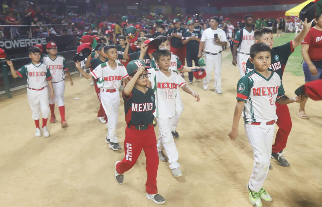 $!Entre fuegos artificiales y un ambiente de fiesta inauguran el Mazatlán Baseball Tournament