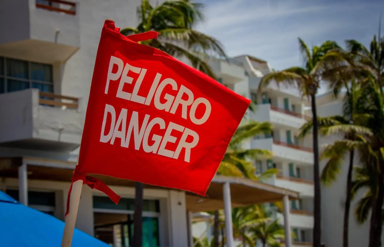 $!Restringen accesos a playas de Mazatlán como medida preventiva por alto oleaje