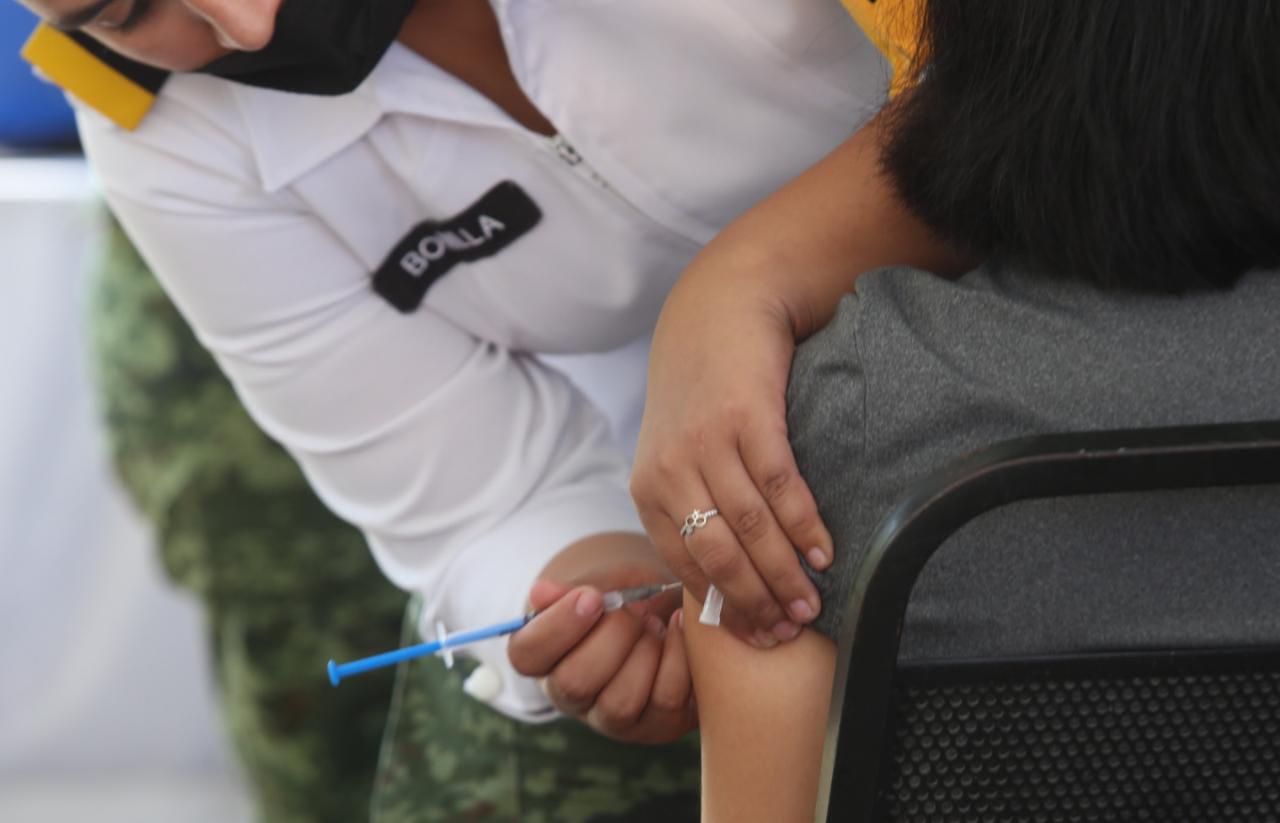 $!En Plazuela República de Mazatlán, el Ejército vacuna contra el coronavirus