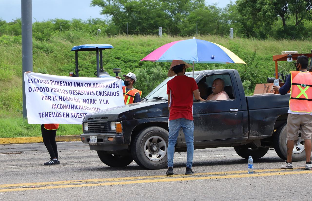 $!Pobladores de comunidades de Mazatlán piden apoyos en caseta de Mármol ante falta de apoyos gubernamentales